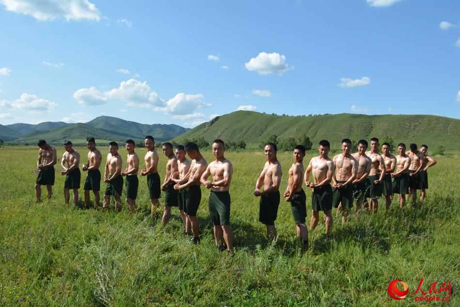 2017年8月23日，武警通遼市森林支隊舉行了首屆“軍營健美大賽”，綠色“T台”上，戰友們紛紛亮出自己的肌肉。（伍笑印 攝）