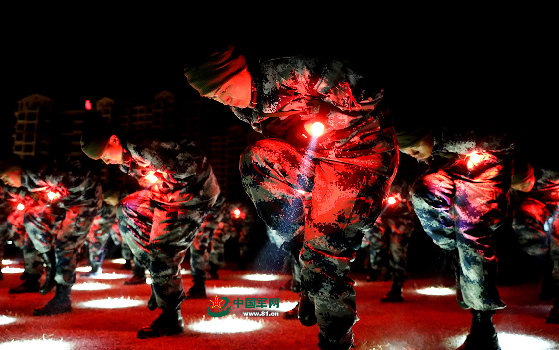 新兵們進行夜間地面動作訓練。
