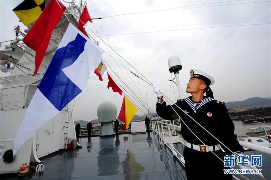 　　12月28日，中國海軍和平方舟醫院船駛抵浙江舟山某軍港碼頭時，信號兵升起信號旗。（江山 攝）