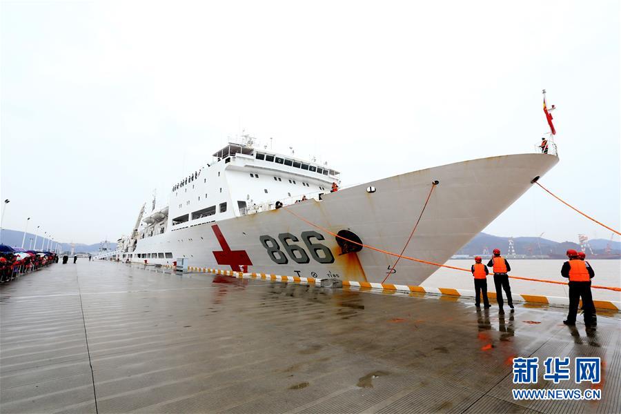 12月28日，中國海軍和平方舟醫院船駛抵浙江舟山某軍港碼頭。新華社發（韓林 攝）