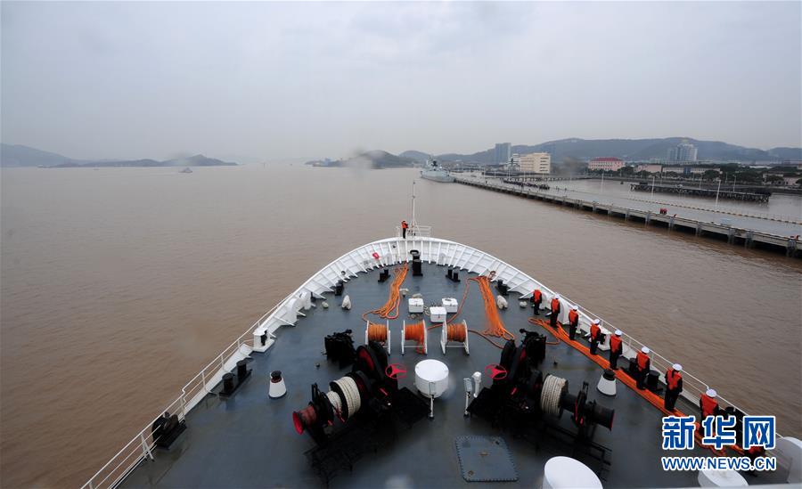 　12月28日，中國海軍和平方舟醫院船駛抵浙江舟山某軍港碼頭。新華社發（江山 攝）