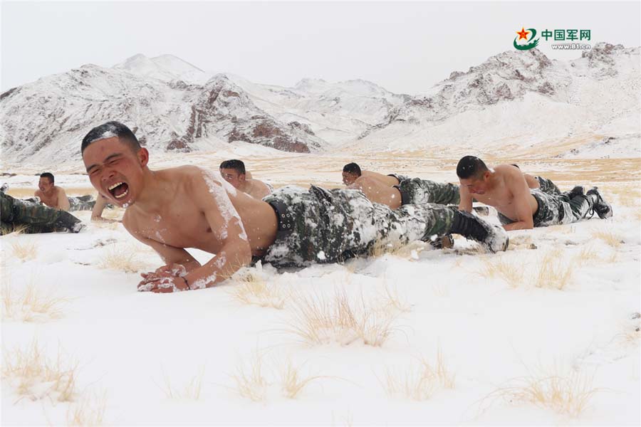 特戰隊員在-20℃的環境下進行耐寒訓練。