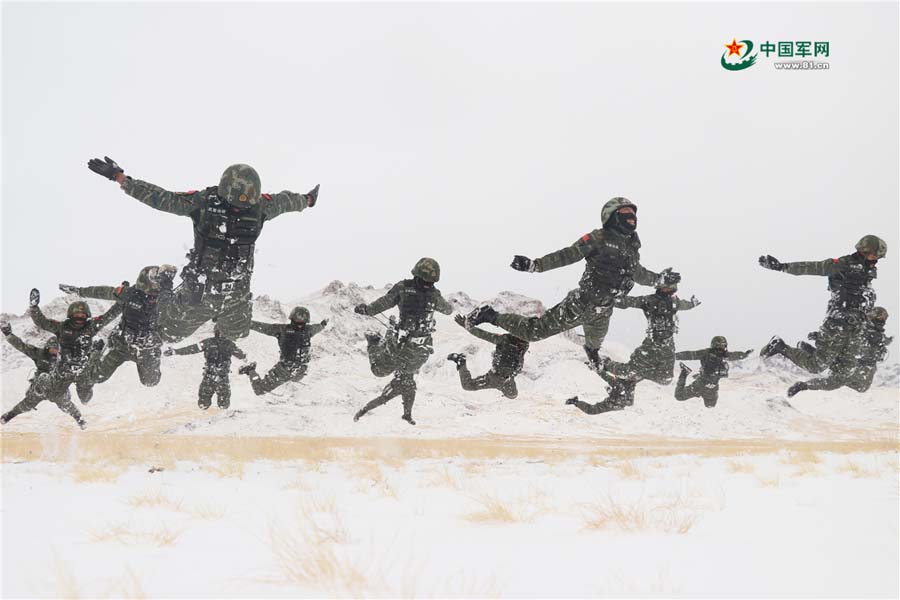 特戰隊員在-20℃的環境下進行耐寒訓練。