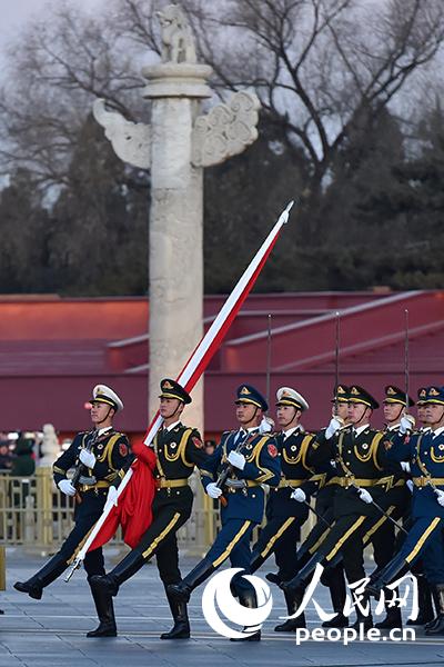 1月1日早上7時36分，天安門廣場迎來新年首場升國旗儀式。這是首次由人民解放軍儀仗隊和軍樂團執行升旗儀式。（翁奇羽 攝） 