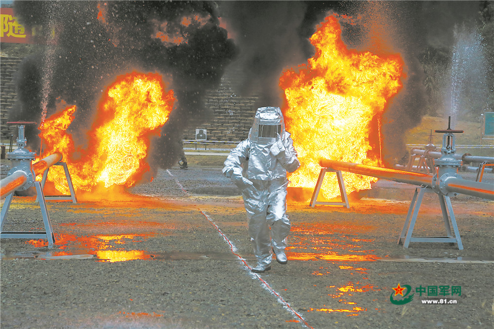 消防比武現場，某油料倉庫戰士進行火情偵察。