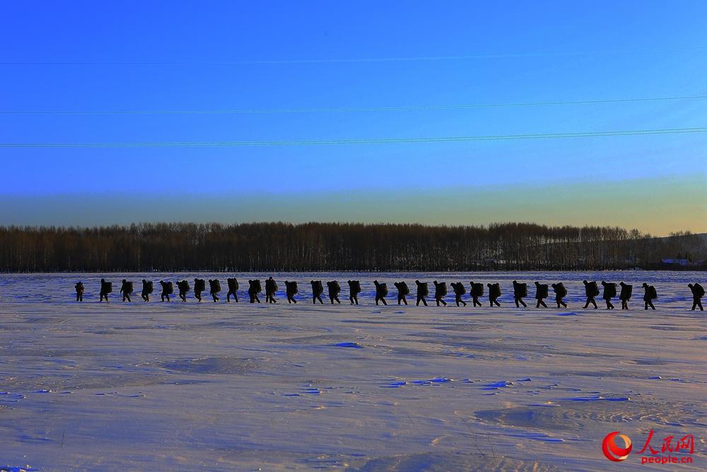 1月3日，武警內蒙古大興安嶺森林支隊官兵在茫茫雪野中前行。