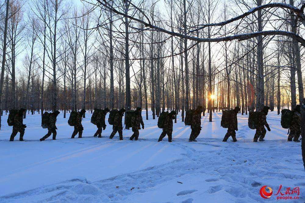 1月3日，武警內蒙古大興安嶺森林支隊官兵向林海腹地開進。