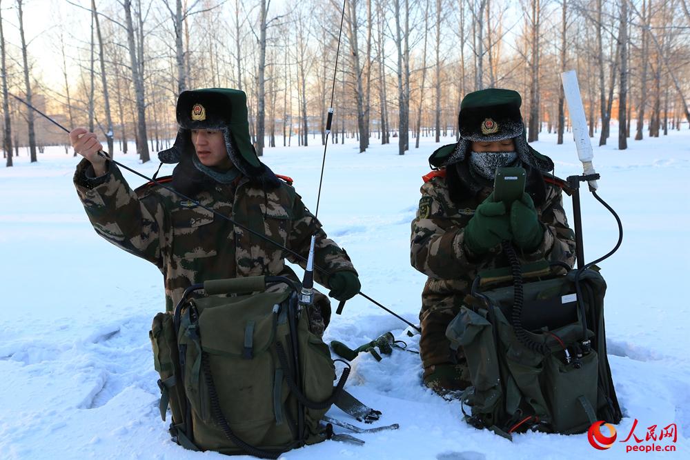 1月3日，武警內蒙古大興安嶺森林支隊通信人員在進行嚴寒中通信保障訓練。