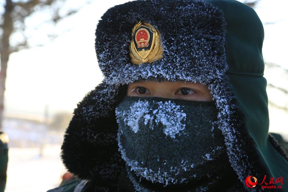 1月3日，武警內蒙古大興安嶺森林支隊戰士韓亞在行軍途中帽檐上凝結著潔白的冰霜。