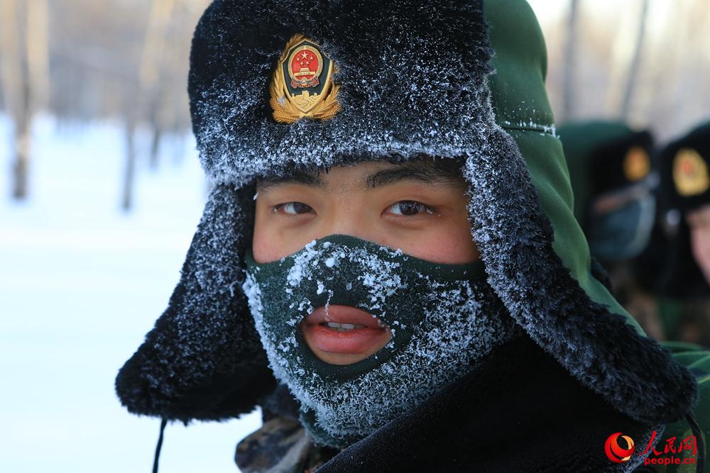 1月3日，在行軍途中，武警內蒙古大興安嶺森林支隊戰士宋闖的帽檐上結滿了潔白的冰霜。