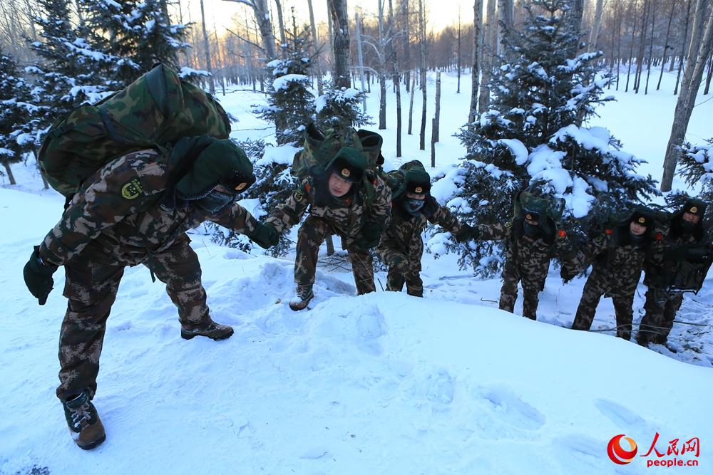 1月3日，武警內蒙古大興安嶺森林支隊官兵在行軍途中互幫互助。