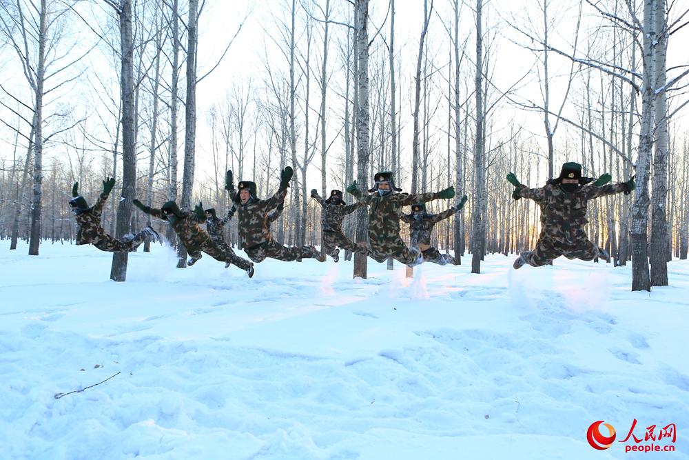 1月3日，武警內蒙古大興安嶺森林支隊官兵在林海腹地開展前扑訓練。