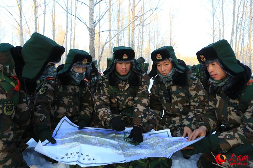 1月3日，武警內蒙古大興安嶺森林支隊二大隊指揮員在行軍途中判定方位。