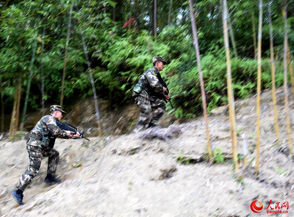 武警官兵在山林地搜捕“暴恐分子”。