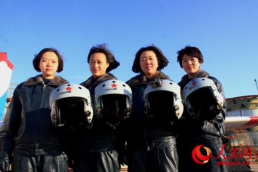 完成新年開訓的女飛行學員們合影