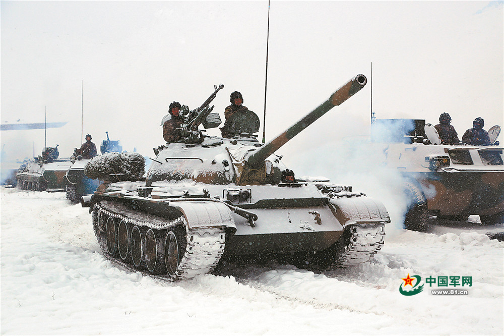 1月3日，新疆军区某装甲团将人员和装备拉至深山腹地展开实战化训练，锤炼严寒条件下部队作战能力。郭英杰摄