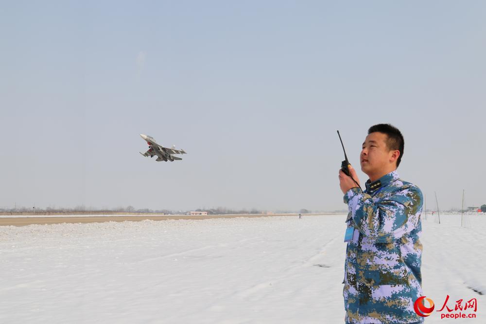 海軍航空兵部隊斗寒戰雪保障戰機訓練