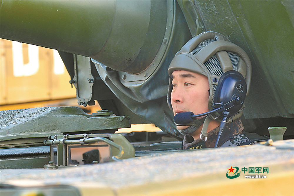 二級軍士長丁輝駕駛“第一車”沖向訓練場。