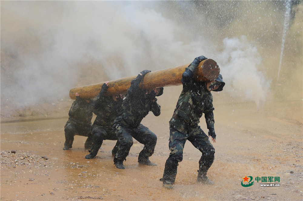 火箭軍某旅特種兵“獵人”雨中扛圓木訓練。