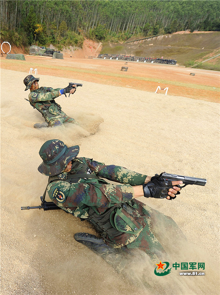 火箭軍某旅特種兵“獵人”訓練場，特種兵進行射擊訓練。