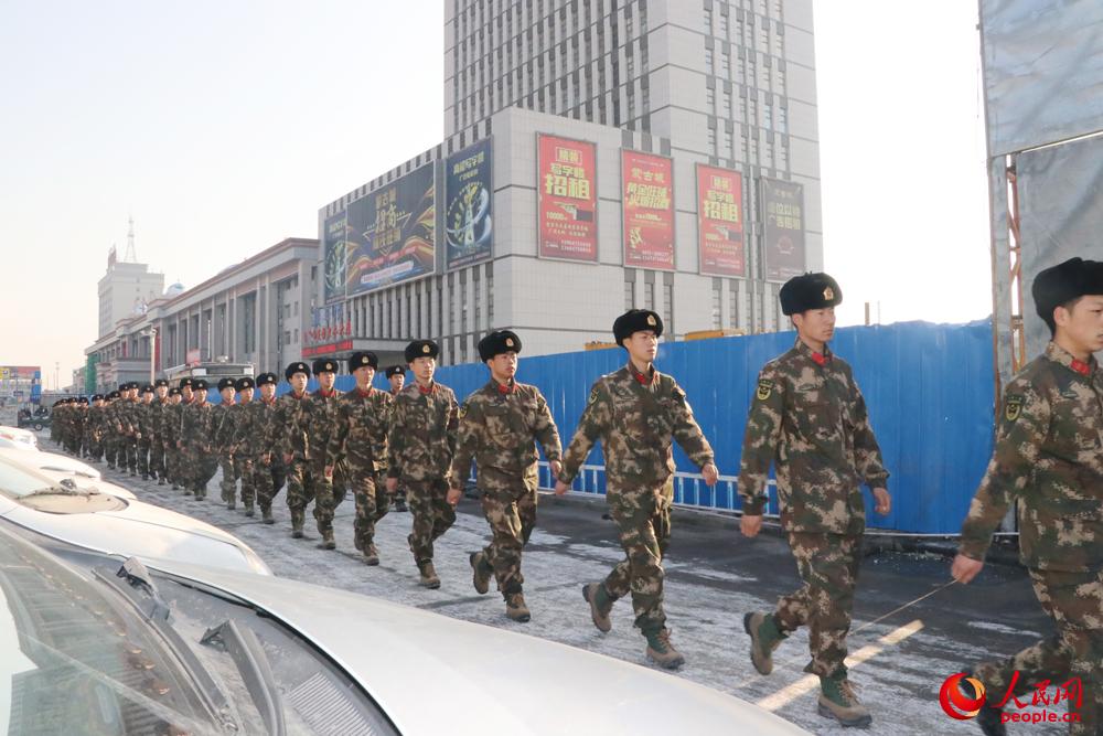 行走在駐地街頭，新兵們步調一致。