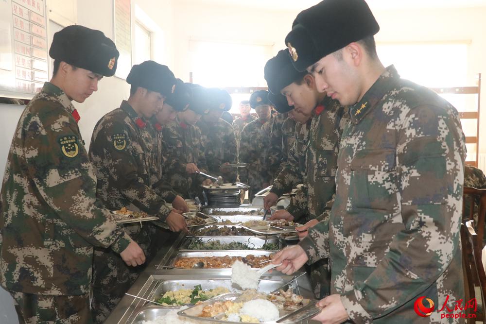 開飯時，新兵們各自挑選自己喜愛的菜品。