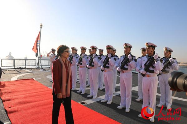 中國駐突尼斯邊燕花大使檢閱儀仗隊。劉鑫攝影