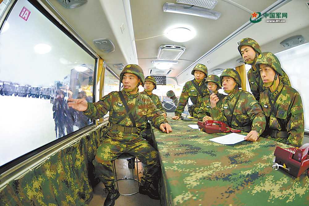 中軍帳裡，指揮員結合戰場態勢從容指揮。