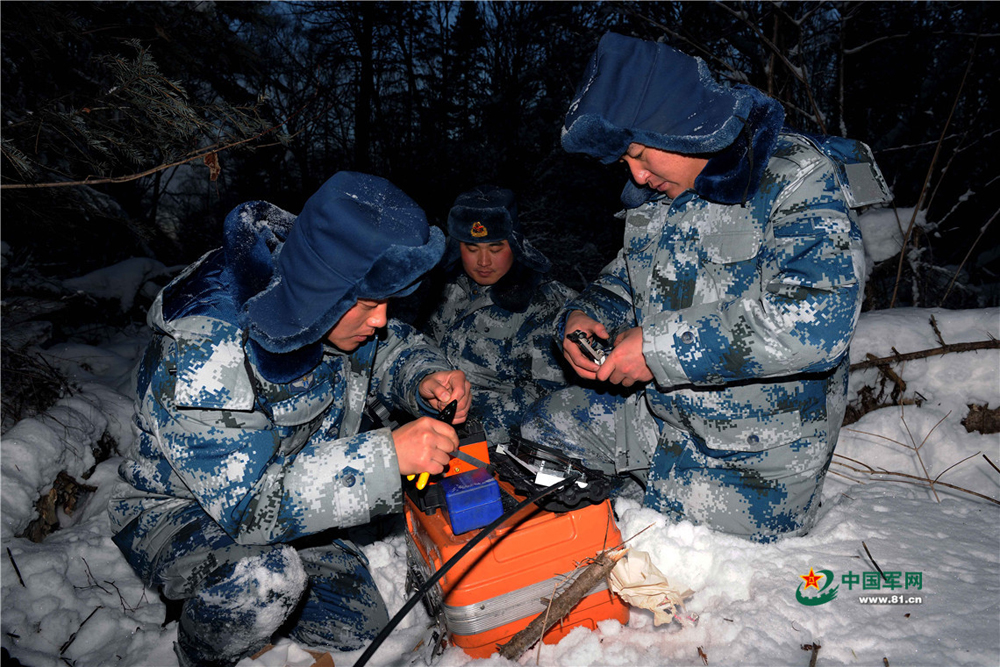 1月中旬某天黑夜，氣溫零下30℃的林海雪原深處，北部戰區航空兵某旅通信營光纜維修小分隊搶修光纜。王海軍 攝