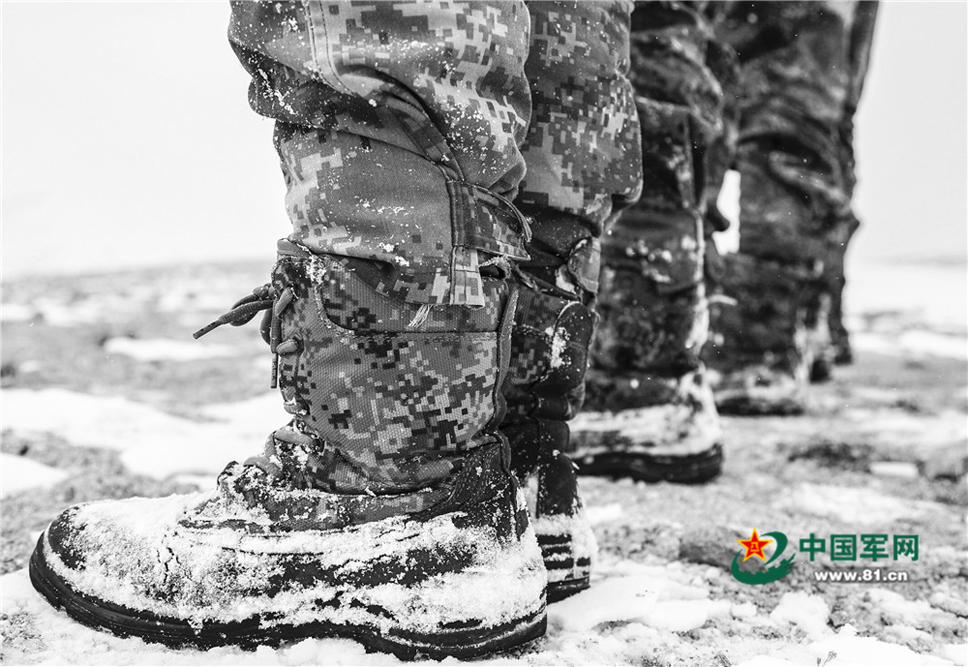 西藏阿裡邊防官兵巡邏回來時，浸濕的鞋子。劉曉東攝