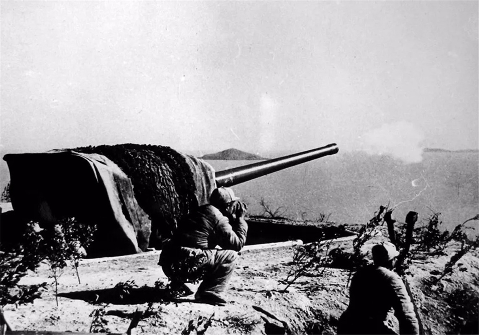 一江山島作戰中，登陸編隊依賴岸炮兵的火力支持。