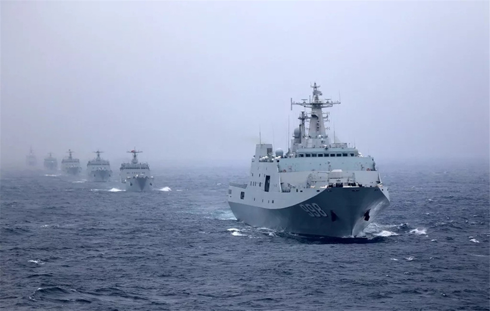 某登陸艦支隊3型6艘登陸艦組成編隊，進行新年度首次編隊實戰化訓練。昆侖山艦與井岡山艦互為對手，展開激烈對抗。