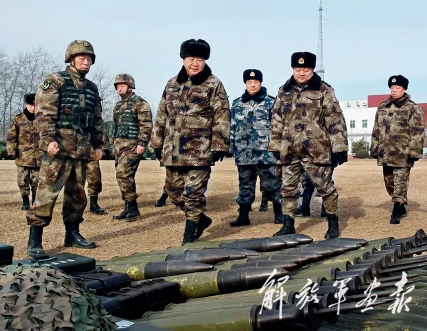 １月３日，中共中央總書記、國家主席、中央軍委主席習近平視察中部戰區陸軍某師。這是習近平察看部隊武器裝備。