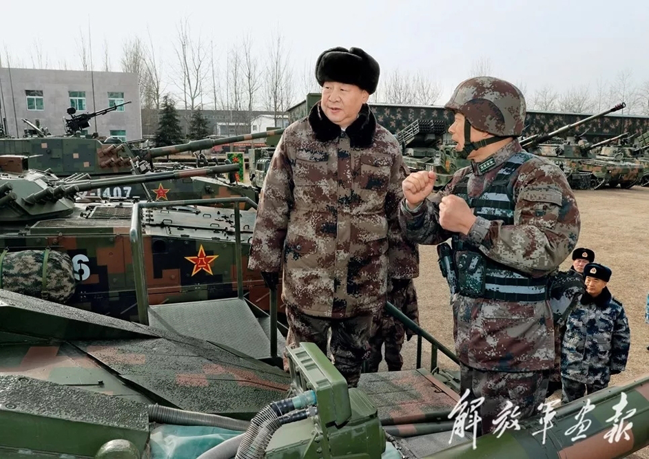 １月３日，中共中央總書記、國家主席、中央軍委主席習近平視察中部戰區陸軍某師。這是習近平登上99A坦克，詳細了解裝備戰技性能。