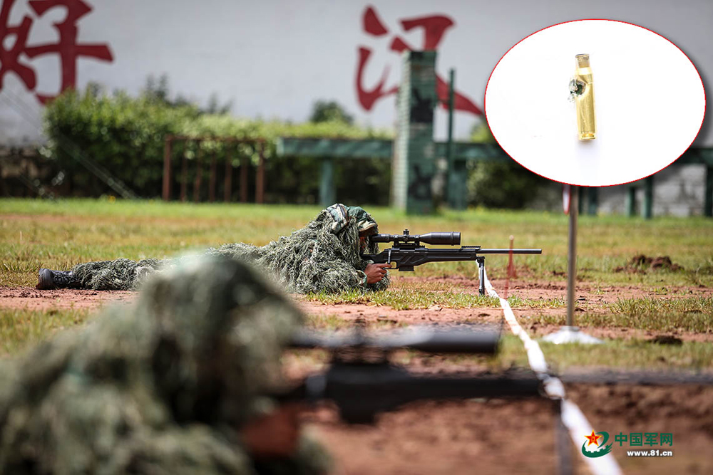 2017年8月6日，武警雲南總隊機動一支隊特戰分隊參加總隊“巔峰比武”，狙擊手在100米距離打彈殼競賽（右上小圖為狙擊手擊中的彈殼）。胡程 攝