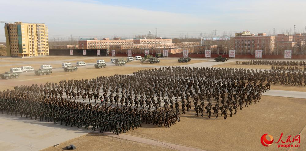 武警北京總隊官兵聽令而行，士氣高昂奔赴練兵沙場。姜潤邈攝