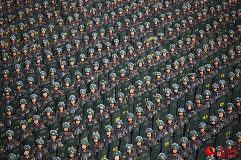 武警北京總隊官兵聽令而行，士氣高昂奔赴練兵沙場。這是舉行宣誓大會的場景。姜潤邈攝