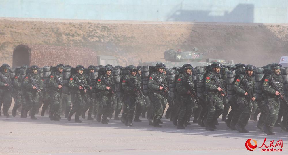 武警北京總隊官兵聽令而行，士氣高昂奔赴練兵沙場。武炎龍攝