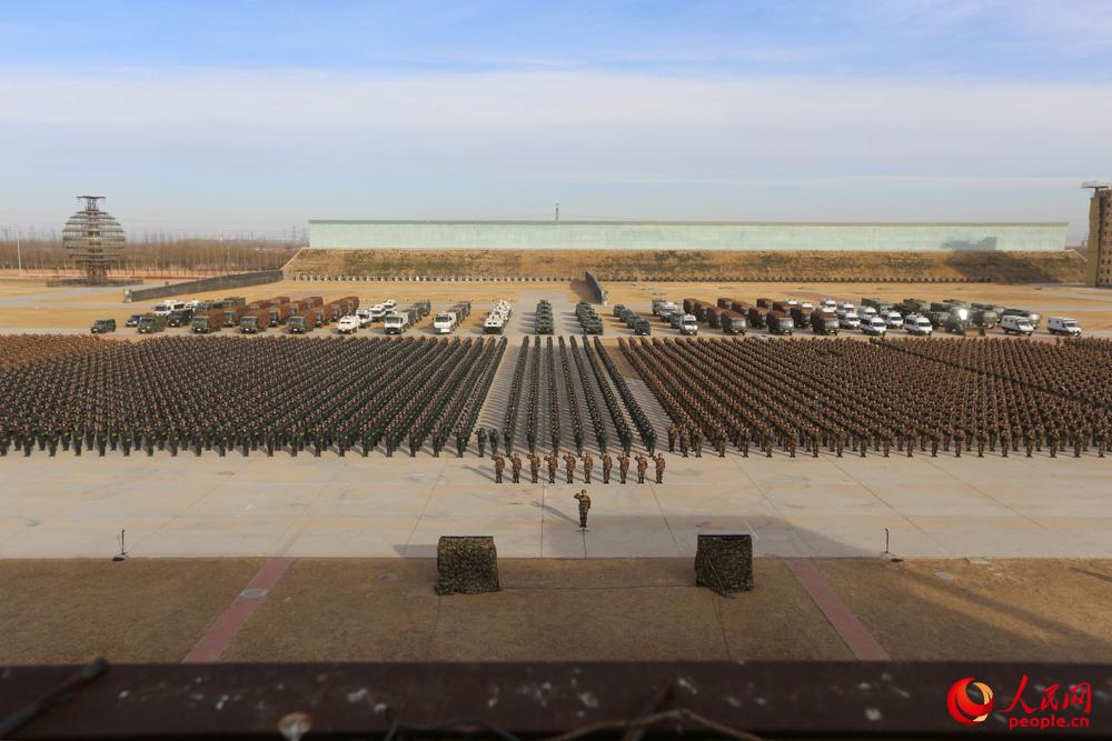 武警北京總隊官兵聽令而行，士氣高昂奔赴練兵沙場。這是舉行宣誓大會的場景。姜潤邈攝