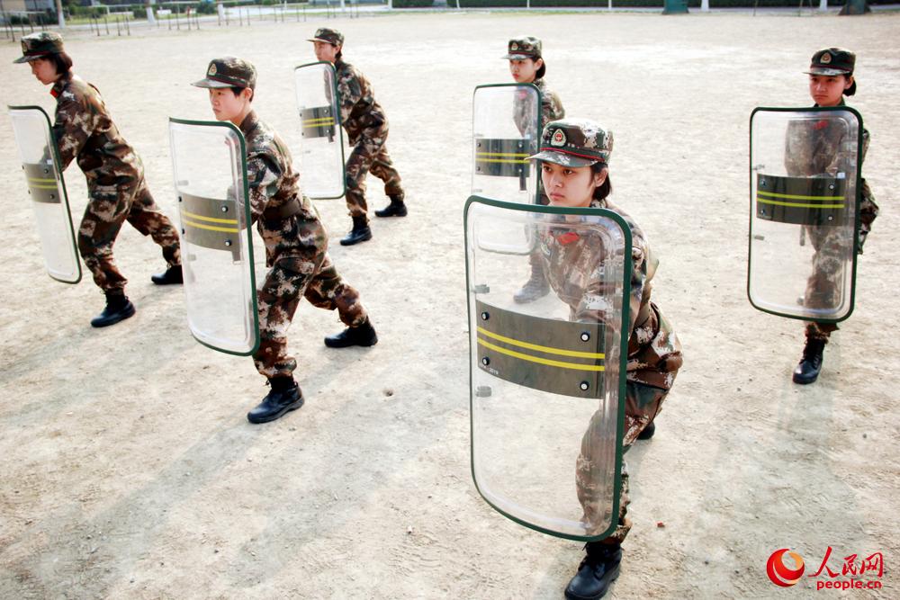 武警北京總隊某部女兵訓練警棍盾牌術。羅晴攝