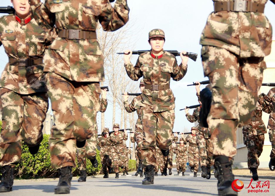 武警北京總隊某部女兵參加支隊“野戰化演練”。羅晴攝