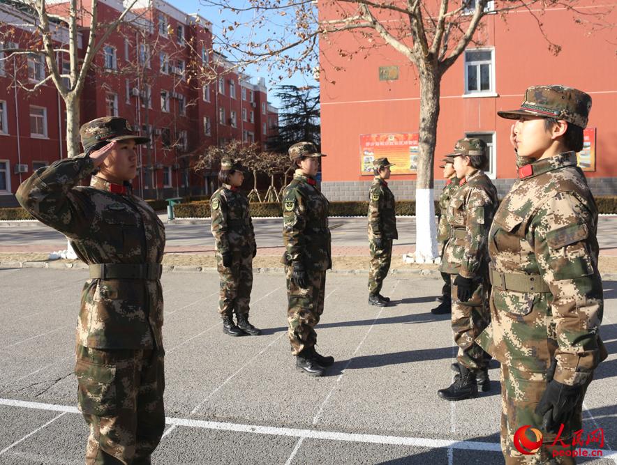 武警北京總隊某部新戰士“一對一”互訓。王賽攝