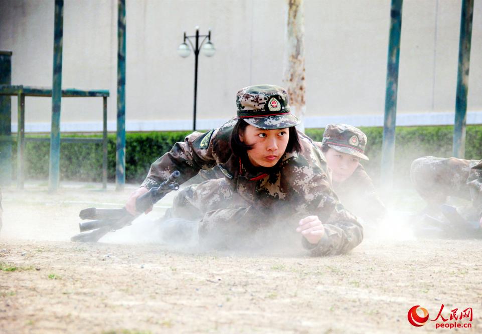 武警北京總隊某部女兵戰術訓練。羅晴攝