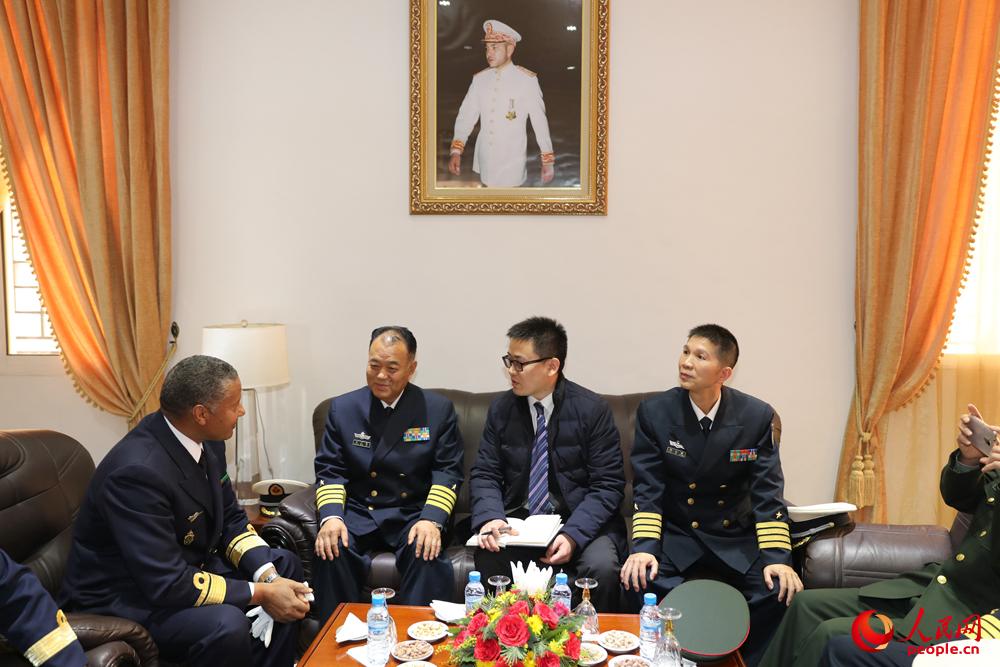 編隊指揮員拜會摩洛哥海軍副總監。劉鑫攝影