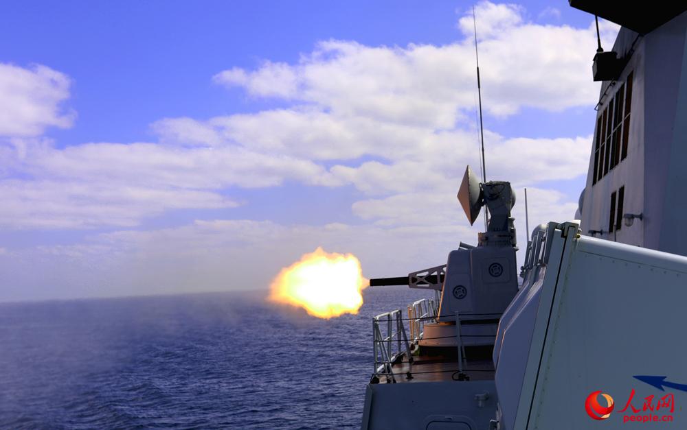 鹽城艦副炮對海火力打擊。 朱林林攝