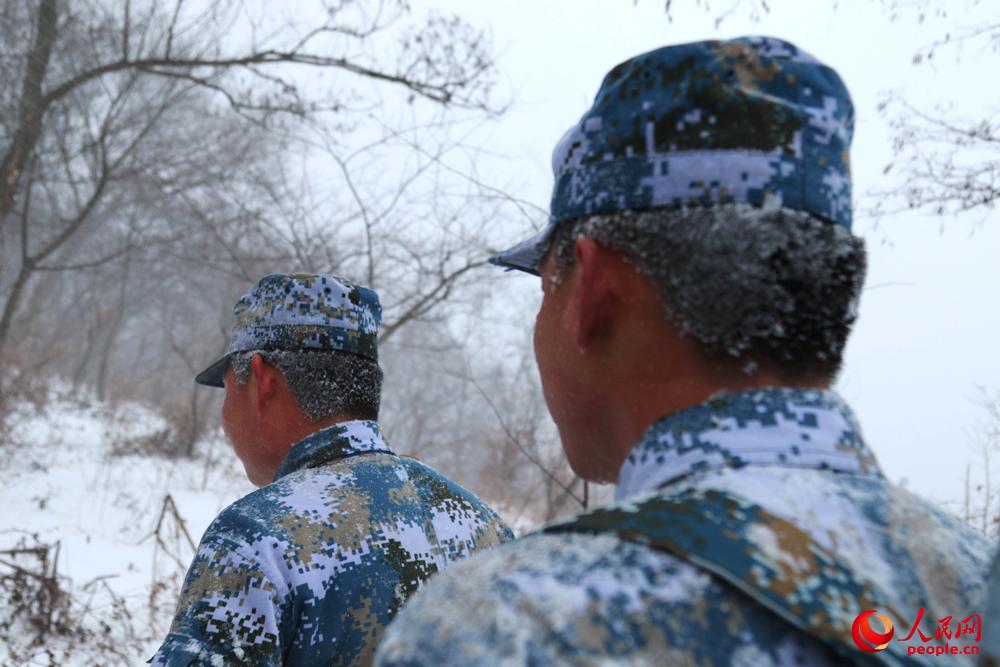 海軍航空兵巡線兵風雪中在深山查找故障點【8】