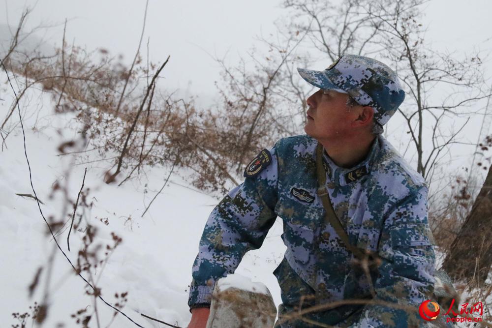 海軍航空兵巡線兵風雪中在深山查找故障點【7】