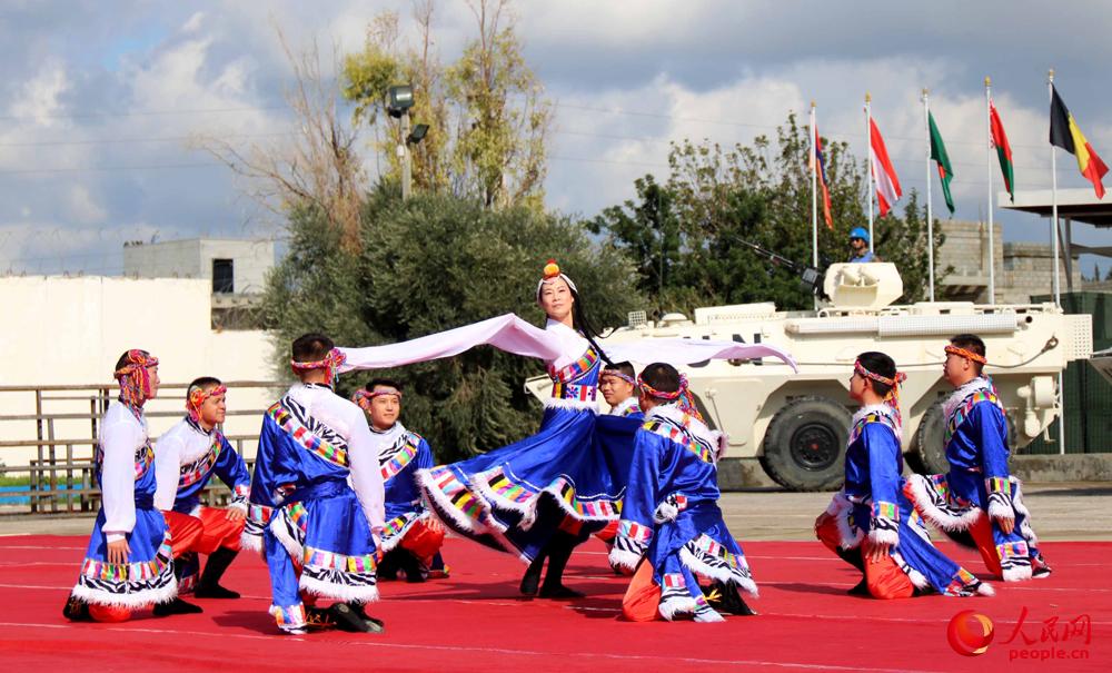 維和官兵表演藏族舞蹈。董永康攝