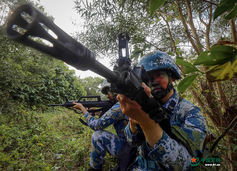 途經叢林復雜地段，女兵作戰班組交替掩護。