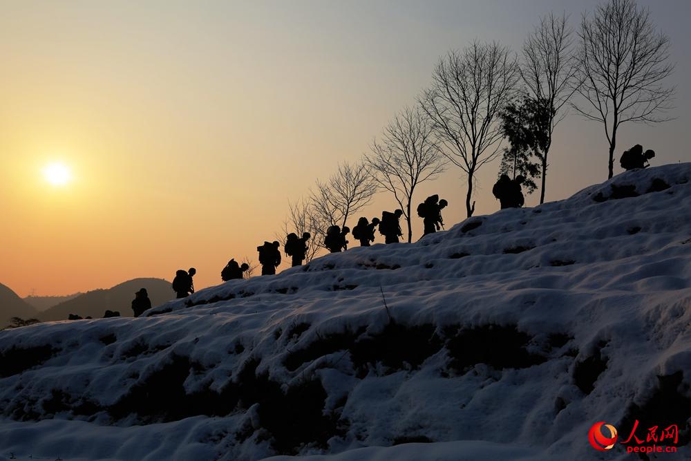 日落西山，雪地上戰斗的姿態成為最美的剪影。攝影：趙再昌 張楷強 張真榮